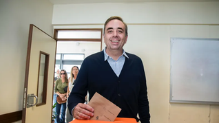 Sebastián Andújar destacó la democracia uruguaya al votar en Canelones.