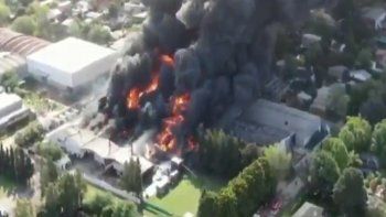 Fuentes policiales informaron que, pese a la voracidad de las llamas, no se registran heridos.