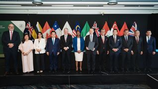 La ministra de Comercio del Reino Unido, Kemi Badenoch, en el centro, junto a representantes de los países del Acuerdo del Transpacífico.&nbsp;