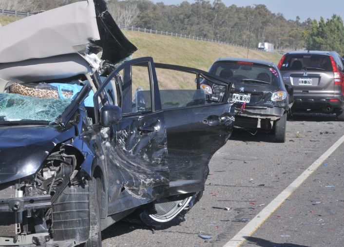 Choque en cadena en Ruta 2 dejó dos muertos y al menos 16 heridos (foto 1)