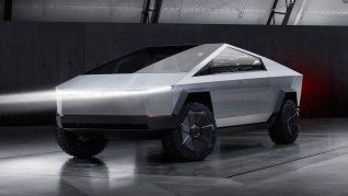 El tardío debut se produce cuando otros fabricantes de automóviles han retrasado las inversiones debido a la lenta demanda de vehículos eléctricos. La propia Tesla ha emprendido numerosos recortes de precios, incluso cuando el valor de sus acciones se ha mantenido elevado.