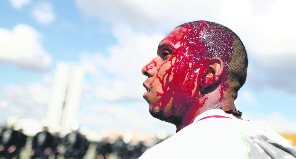 Una marcha anti-Temer terminó con ministerios quemados y represión (foto 1)