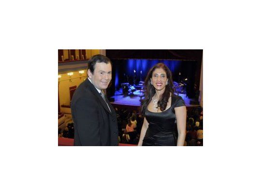 Gerardo Zamora junto a su esposa y candidata, Claudia Ledesma.