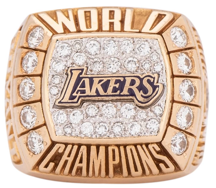 El anillo de oro de 14 quilates cuenta con 40 diamantes y fue un regalo de su hijo al padre de Kobe, Joe Bryant. El anillo de oro de 14 quilates cuenta con 40 diamantes y fue un regalo de su hijo al padre de Kobe, Joe Bryant.