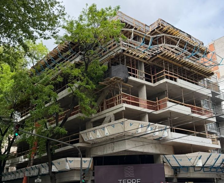 Un edificio en la zona norte de CABA. Las empresas revisan cada terreno y ajustan sus proyectos ante el aumento de los costos de construcción y la necesidad de sostener la rentabilidad