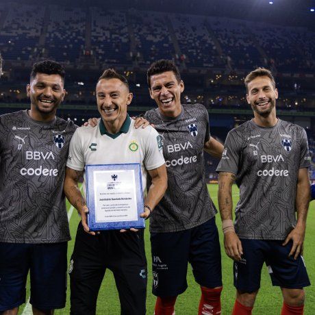Gran gesto del club Monterrey que, previo al partido con León, le entregó una plaqueta a Andrés Guardado, quien estuvo respaldado por figuras como Héctor Moreno, Jesús Manuel Corona y Sergio Canales. Gran gesto del club Monterrey que, previo al partido con León, le entregó una plaqueta a Andrés Guardado, quien estuvo respaldado por figuras como Héctor Moreno, Jesús Manuel Corona y Sergio Canales.
