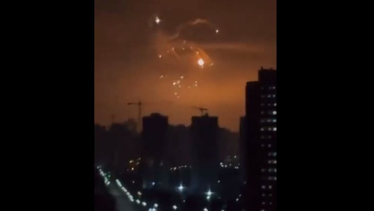 El momento en que uno de los misiles es detonado por el sistema de defensa. 