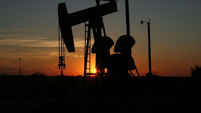 Los precios del petróleo retrocedieron levemente este lunes 23 de enero