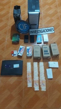 Además de dinero, fueron secuestrados celulares, computadoras y otros objetos informáticos.