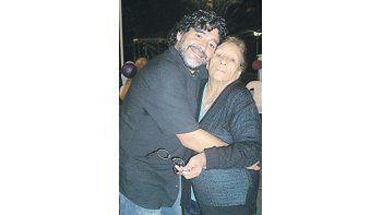 La última foto de Diego Maradona con su mamá doña ‘Tota’. Diego volvió a Dubái, pero antes se despidió de su madre con una carta.