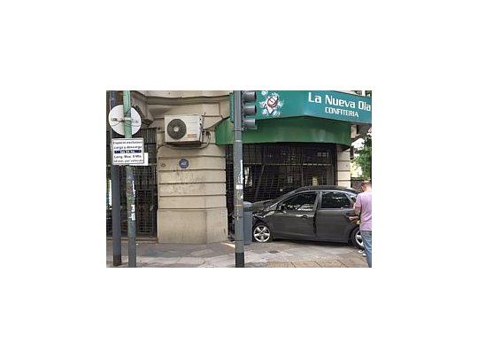 El choque ocurrió minutos antes de las 7 en la esquina de Marcelo T. de Alvear y Azcuénaga, donde funciona el bar La Nueva Ola.