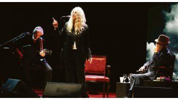 ámbito.com | Patti Smith en Buenos Aires. Un momento de su actuación del miércoles junto al guitarrista y pianista Tony Shanahan y al director de la Biblioteca Nacional, el escritor Alberto Manguel.