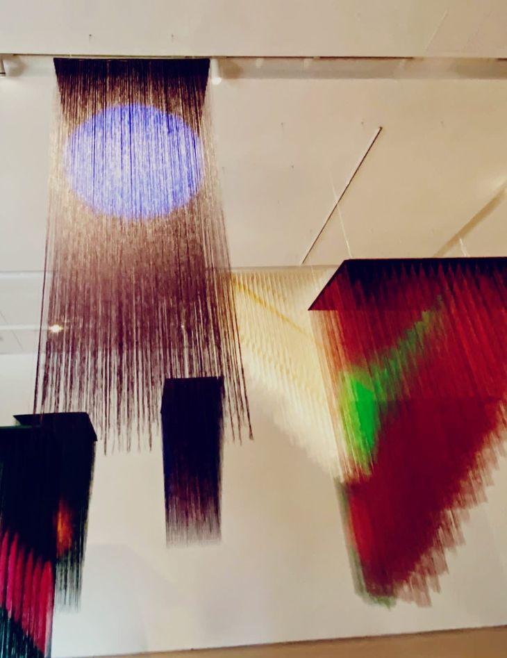 Nueve piezas suspendidas en hilos de algodón con gesso y acrílico que evocan el arte óptico y cinético, y dialogan con la abstracción geométrica. Nueve piezas suspendidas en hilos de algodón con gesso y acrílico que evocan el arte óptico y cinético, y dialogan con la abstracción geométrica.