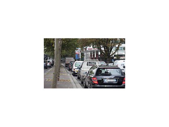 Hay colas interminables en las estaciones de servicio para no quedarse sin combustible.