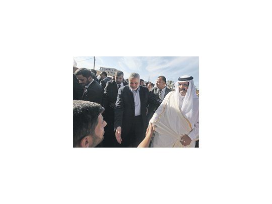 El jefe de Estado de Qatar, Hamad ben Jalifa al Thani, se mostró ayer con el líder de Hamás en Gaza, Ismail Haniye. Su viaje constituyó una bocanada de oxígeno para el aislado movimiento islamista.