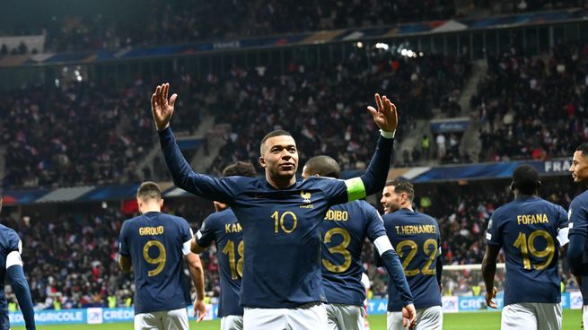 Goleador. Mbappé anotó un triplete en la victoria histórica de Francia.