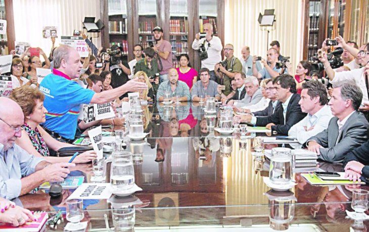Escándalo. El dirigente Díaz (Udocba), durante su virulenta arenga contra Sánchez Zinny y Lacunza.
