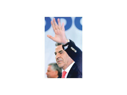 Eduardo Frei reconoció temprano su derrota. La rigidez de la estructura de la alianza derrotada, que debía asegurar a un democristiano la candidatura presidencial tras dos turnos socialistas, explica en parte el fracaso.