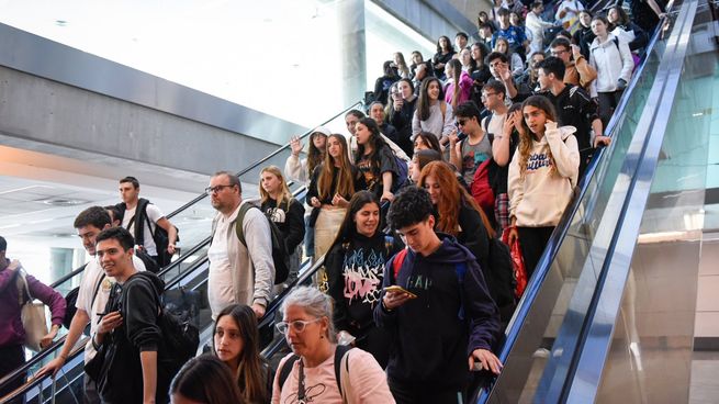 El regreso de los repatriados, en el primer vuelo que llegó al país.