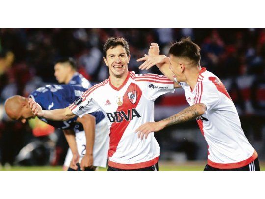 Bajo sospecha. Nacho Ferández celebra con Auzqui el sexto gol de River ante Wilstermann, cuyo presidente decidió abrir una investigación.
