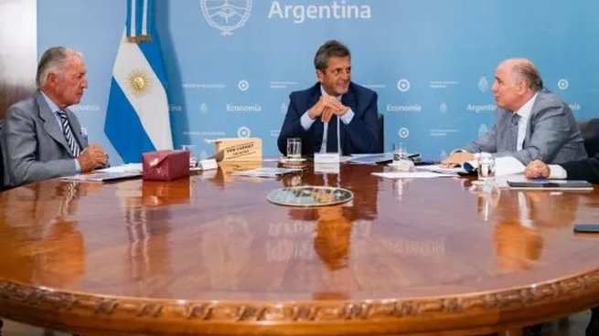 El ministro de Economía de Argentina, Sergio Massa, en una reunión con directivos de la CIU.