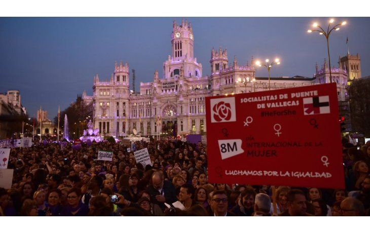 Marcha. En plena plaza de Cibeles, en Madrid y con el Palacio de Comunicaciones de fondo, marcharon y protestaron las mujeres españolas.