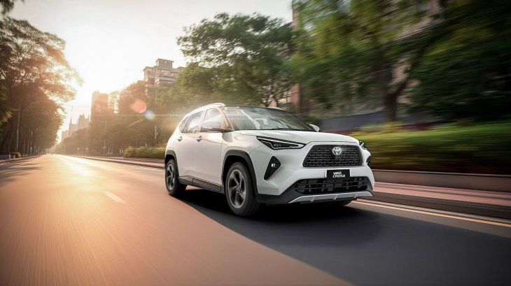 Otro lanzamiento esperado para el mercado argentino, que se suma a la larga lista de vehículos eficientes en España, es el Toyota Yaris Cross híbrido, que arribará en febrero de 2026.