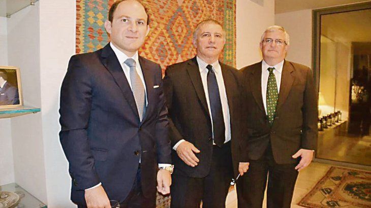 Mariano Caucino, Daniel Carmon (cónsul en Buenos Aires en 1992) y Shmulik Bass, director para Sudamérica de la cancillería israelí en la residencia de la embajada ante ese país.