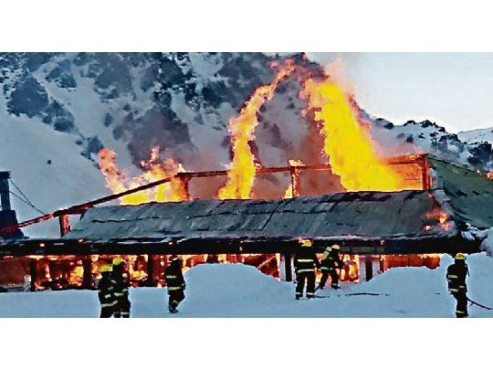 Fuego. Las llamas consumieron toda la estructura del lugar sin que se registraran heridos. Los servicios del centro ya funcionan correctamente.