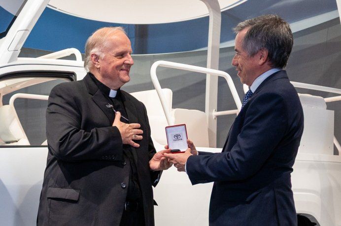La ceremonia se desarrolló en las instalaciones del concesionario Kansai, donde representantes de la compañía exhibieron una de las unidades ante el Nuncio Apostólico en la Argentina, monseñor Michael Wallace Banach, quien participó del encuentro en representación de la Santa Sede. La ceremonia se desarrolló en las instalaciones del concesionario Kansai, donde representantes de la compañía exhibieron una de las unidades ante el Nuncio Apostólico en la Argentina, monseñor Michael Wallace Banach, quien participó del encuentro en representación de la Santa Sede.