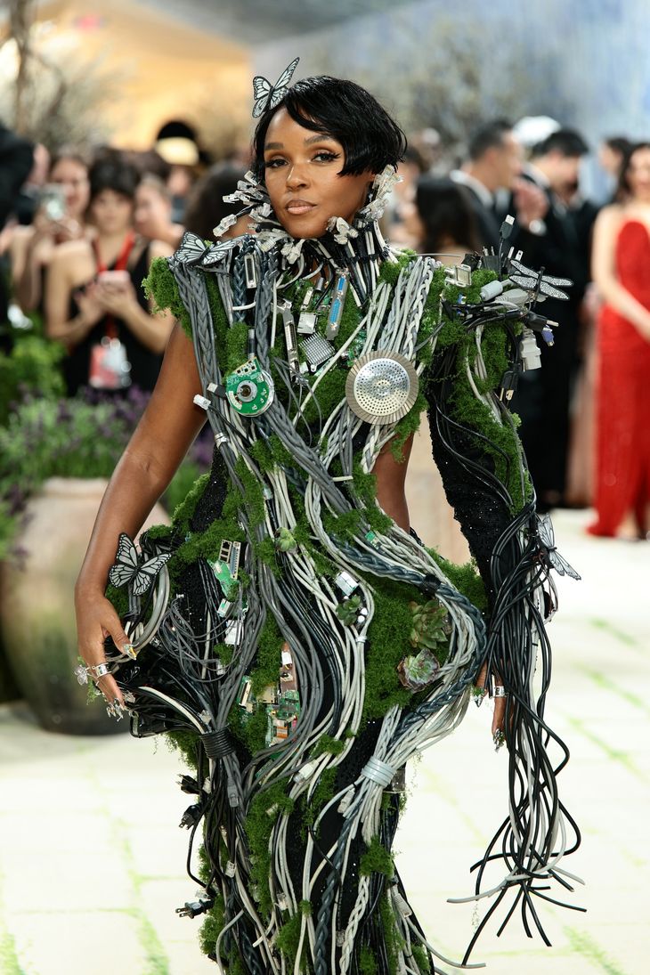 La actriz Janelle Monae con un vestido compuesto por cables.