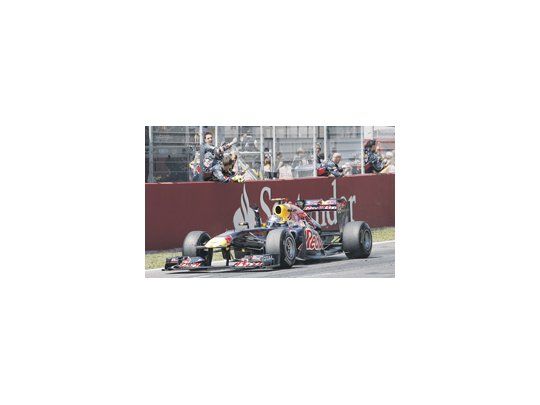 Sebastian Vettel recibe el reconocimiento de la gente y de su escudería tras ganar el GP de España, en Montmeló.