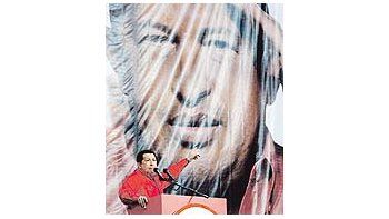 Hugo Chávez se ha hecho omnipresente en la campaña para las elecciones regionales del domingo en Venezuela. De un triunfo dependen sus aspiraciones de permanecer en el poder más allá de 2012, para la que se necesita una nueva reforma constitucional.