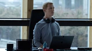 Jeremy Strong como Mark Zuckerberg en El poder de la red