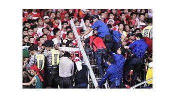 Una estampida en la entrada al estadio provocó dos muertos.