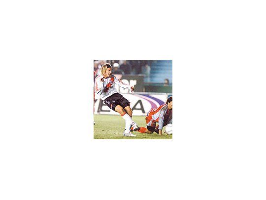 Maxi López patea y envía la pelota a la red. Faltaban dos minutos y River se ponía en ventaja. Mantuvo el invicto y la punta en la tabla.
