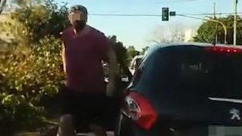 El agresor inicial al momento de bajarse del auto.