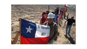 Chile: emotivo acto a un mes del derrumbe que atrapó a mineros