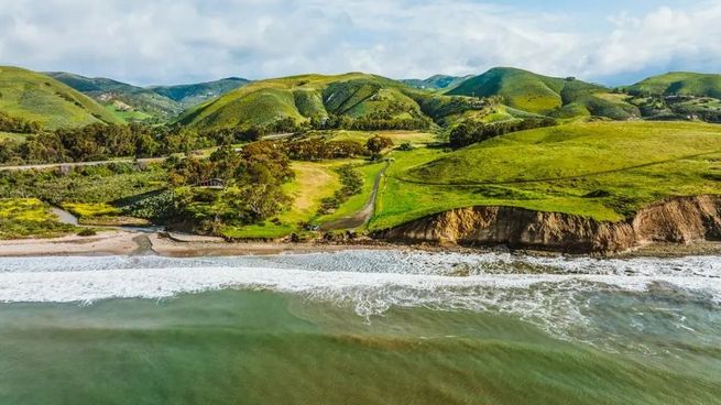 La mansión se encuentra en medio de un ecosistema verde, alejado de todo.