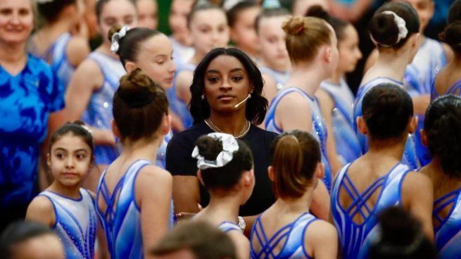 Simone Biles encabezó una clínica de gimnasia y se llevó todas las miradas del estadio Mary Terán de Weiss.