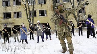 REFUERZOS. EE.UU envió el fin de semana un nuevo contingente de tropas a Polonia.   Un grupo de civiles ucraniano recibe entrenamiento del ejército.