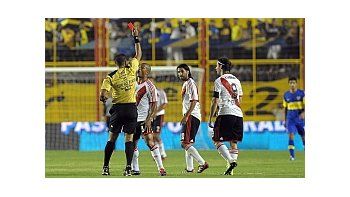 Domínguez fue expulsado a los 26 minutos de juego.