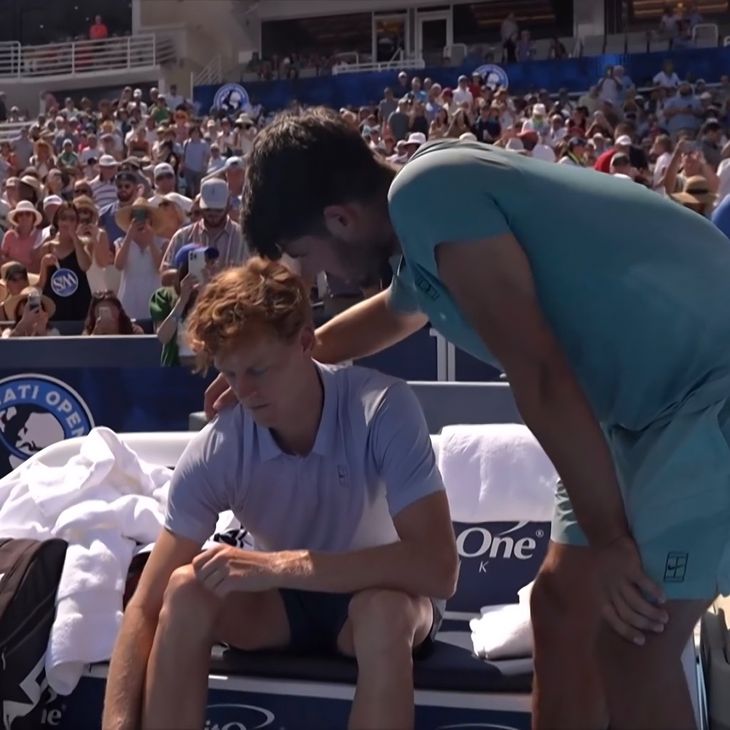 Carlos Alcaraz's comfort to Jannick Sinner after having to leave at 23 minutes of the game Carlos Alcaraz's comfort to Jannick Sinner after having to leave at 23 minutes of the game