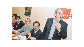 Julio Cobos expuso ayer al mediodía en la peña radical del Centro Lalín, a metros del Congreso de la Nación, con un discurso propio de un candidato presidencial. Por la  noche encabezó otra velada en Consenso Republicano, un think tank conservador que preside Guillermo Alchouron.