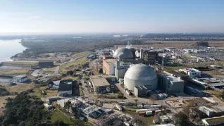 Atucha II inició su operación comercial en junio de 2014 y está emplazada sobre la margen derecha del río Paraná, en la localidad bonaerense de Lima, partido de Zárate. Atucha II inició su operación comercial en junio de 2014 y está emplazada sobre la margen derecha del río Paraná, en la localidad bonaerense de Lima, partido de Zárate.
