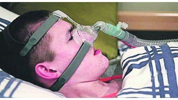 Máquina vital. El joven duerme en una cama especial que tiene un sensor que detecta sus espasmos y activa el ventilador de su mascarilla.