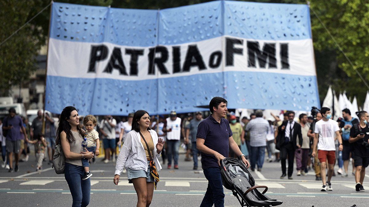Organizan partido de fútbol en Plaza de Mayo: La Patria vs. FMI