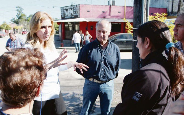 La candidata de Cambiemos en Tucumán, Silvia Elías de Pérez, visitó el barrio Villa Elina, de Monteros, junto a su compañero de fórmula José Manuel Paz. La senadora se comprometió a solucionar reclamos de los vecinos de la zona por arreglos mal realizados por parte de la empresa estatal Sociedad Aguas del Tucumán, que dejaron la red cloacal rota y a cielo abierto.