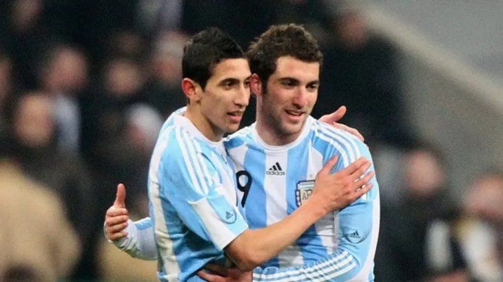 Gonzalo HIguain saluda a Angel Di María, autor de uno de los 5 goles con que Argentina goleó a Canadá.