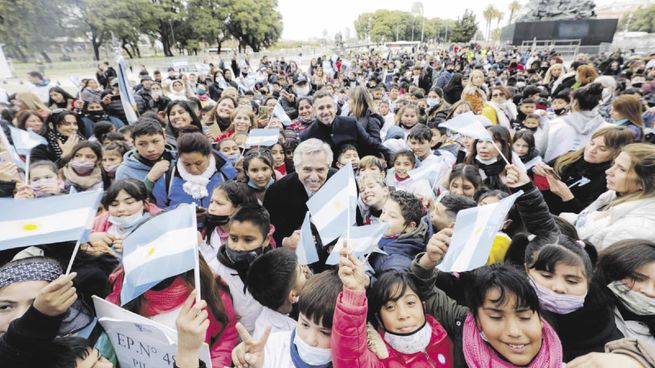 bandera. Alberto Fernández, ayer, con escolares que hicieron la promesa de lealtad a la Bandera argentina.